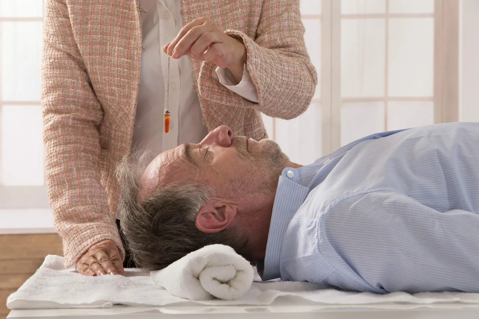 Консультация психолога. Психотерапевт стресс. Консультация психолога. Мужчина в стрессе. Прием у психолога.