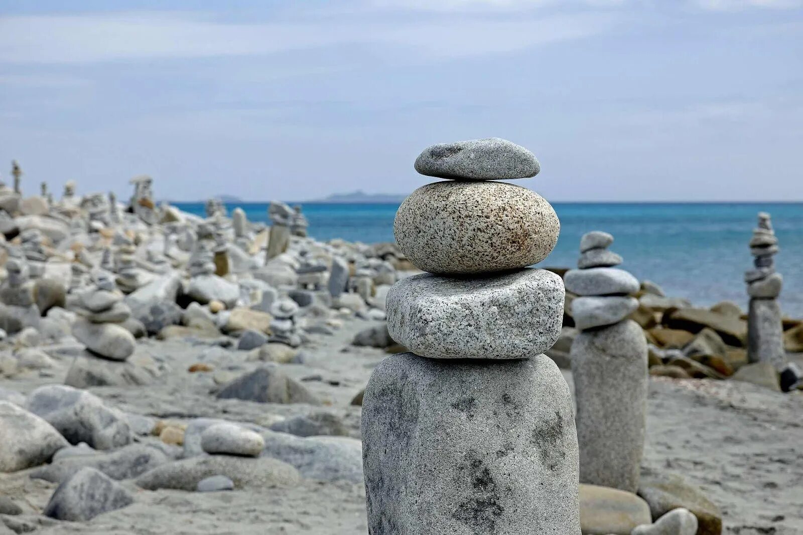 Friend stone. Пирамида из камней. Пирамида из валунов. Груда камней. Камень на Камне.