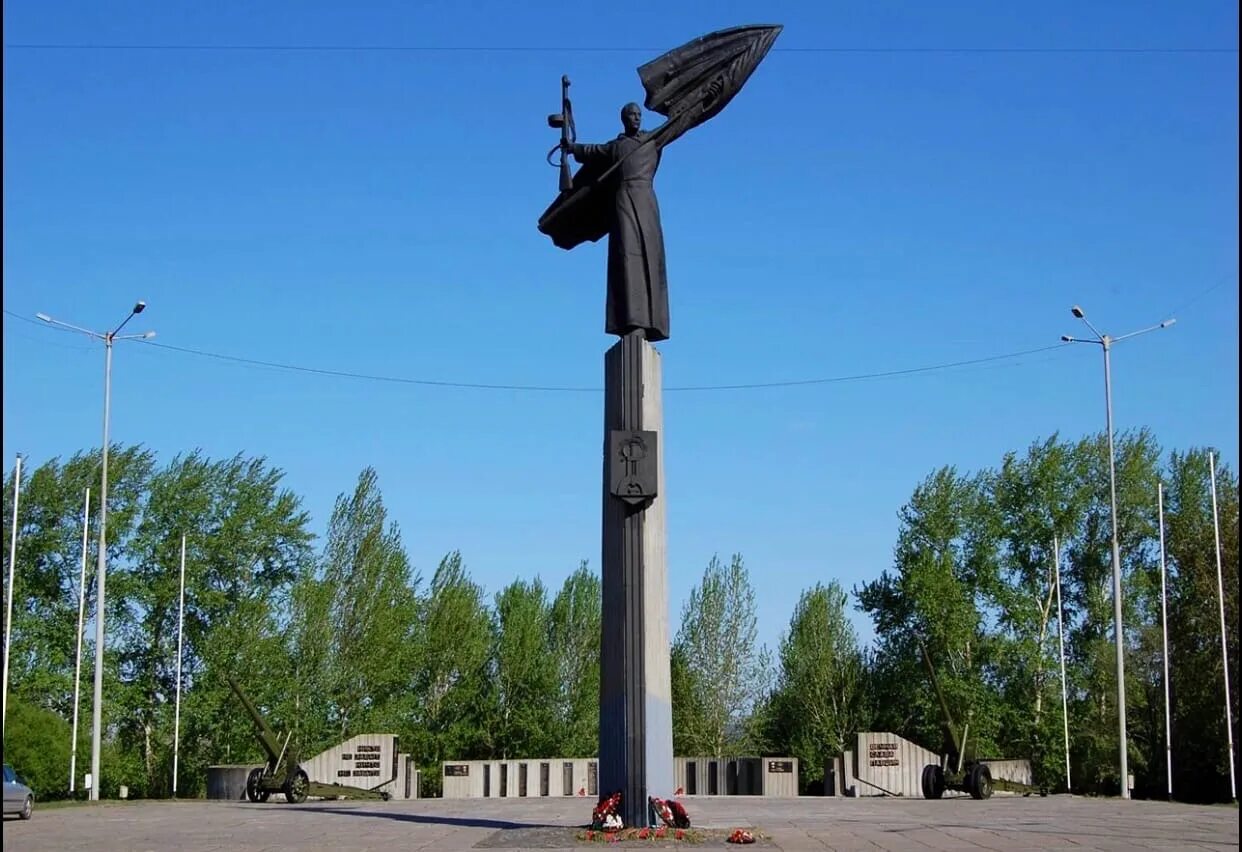 Чем знаменит пермский. Памятник воину освободителю в Перми. Мемориал воину победителю Пермь. Памятник в Мотовилихе в Перми. Воин освободитель Пермь.