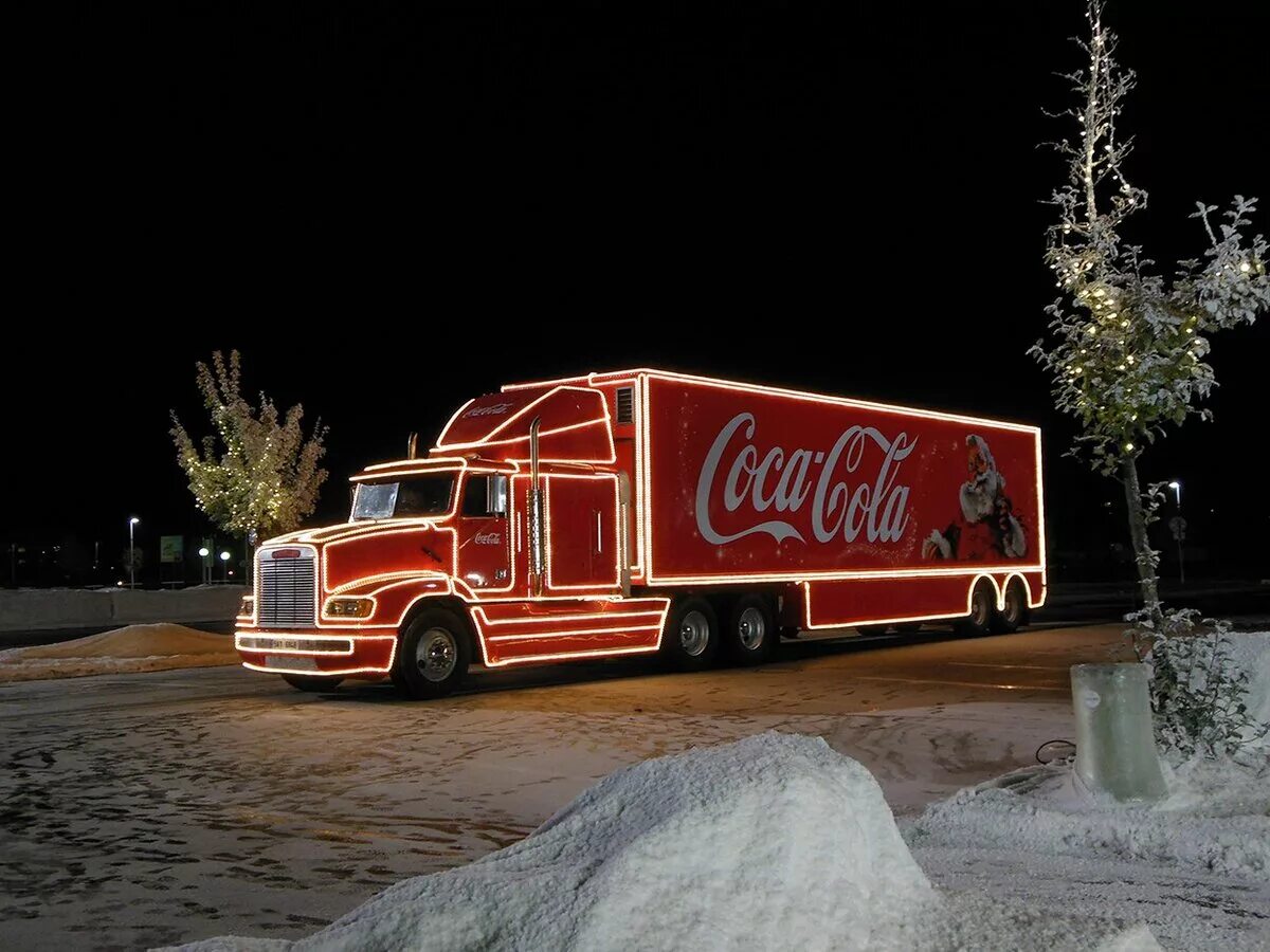 Праздник к нам приходит. Freightliner Кока кола. Грузовик Кока колы 1995 год. Coca Cola праздник к нам приходит. Машина Кока кола Новогодняя.