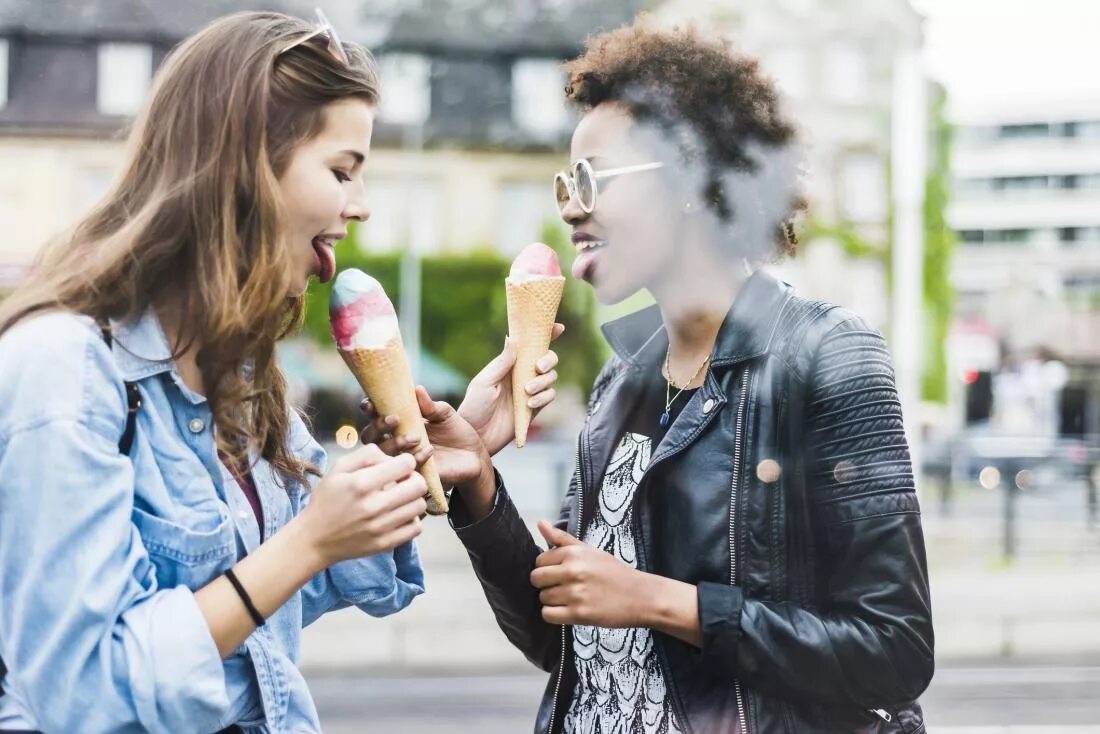 Two better. Два человека едят мороженое. Двое едят мороженое фото. Американцы едят мороженое. Мороженое лучший друг.