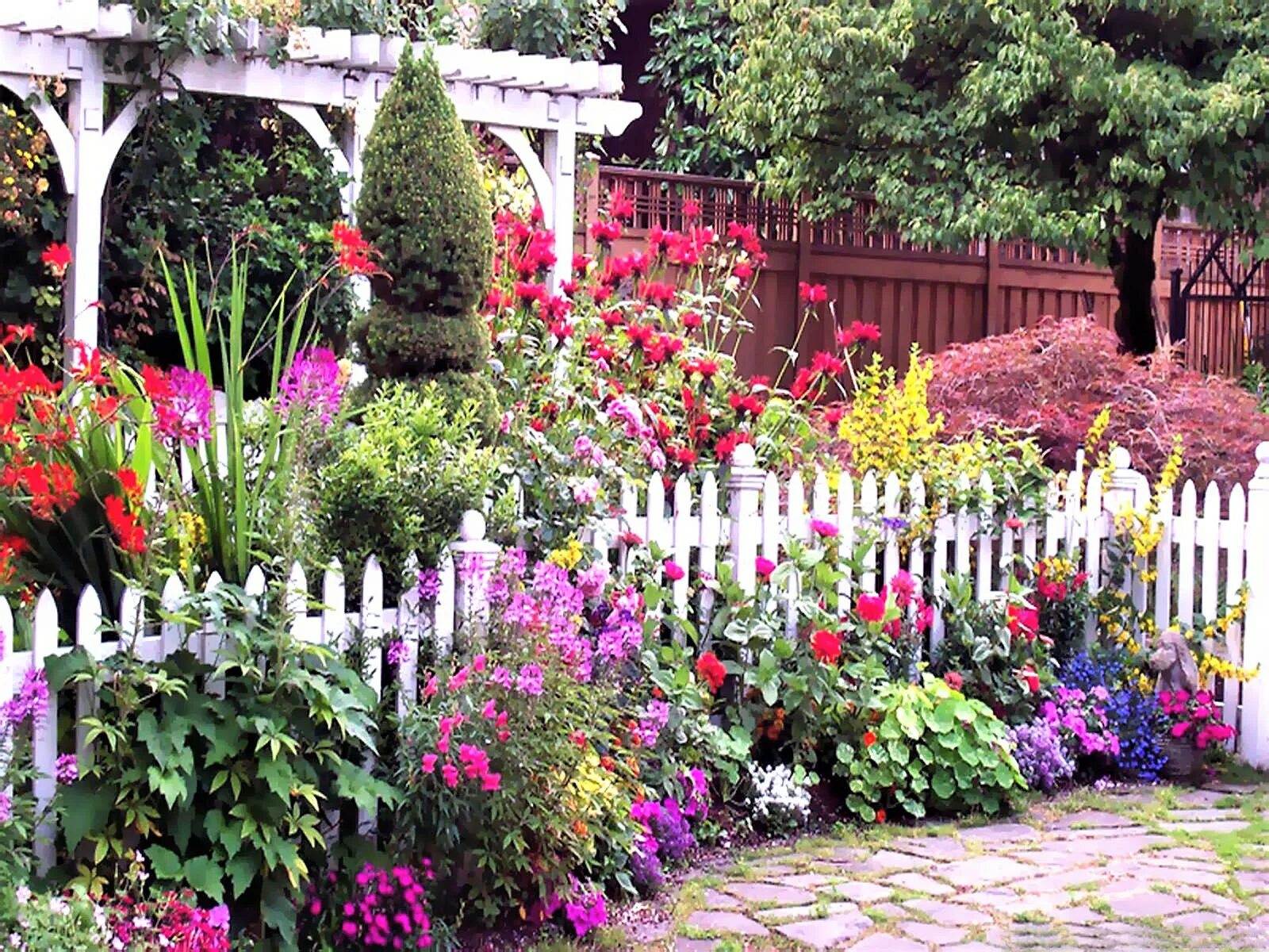 Красивые цветы на дачу фото. Палисадник Энфилд. Палисадник перед забором Англия. Миксбордер Кантри сад. Сады Англии миксбордеры.