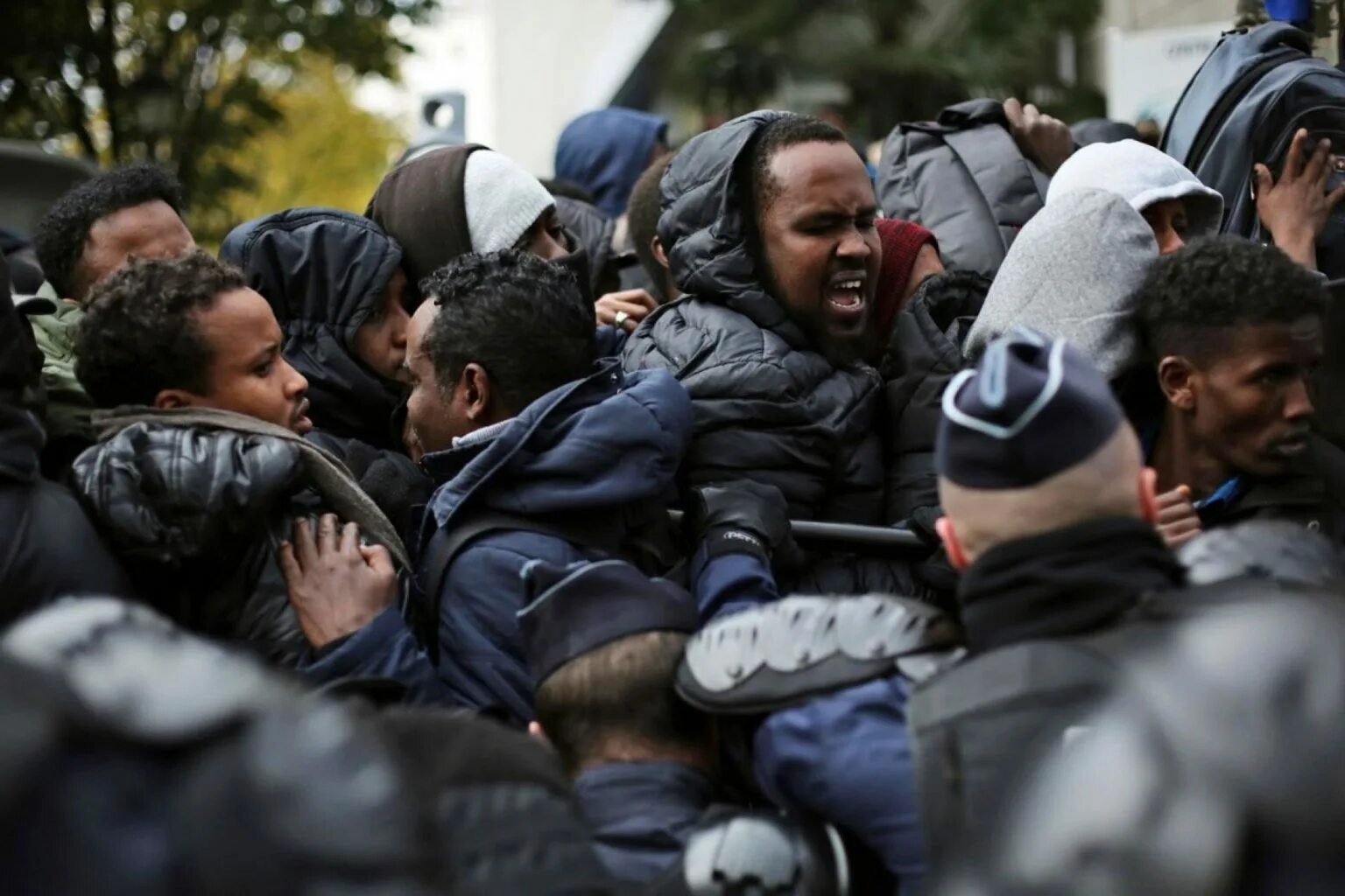 Иммигранты во Франции. Беженцы во Франции. Беженцы в Париже. Арабы в Париже.