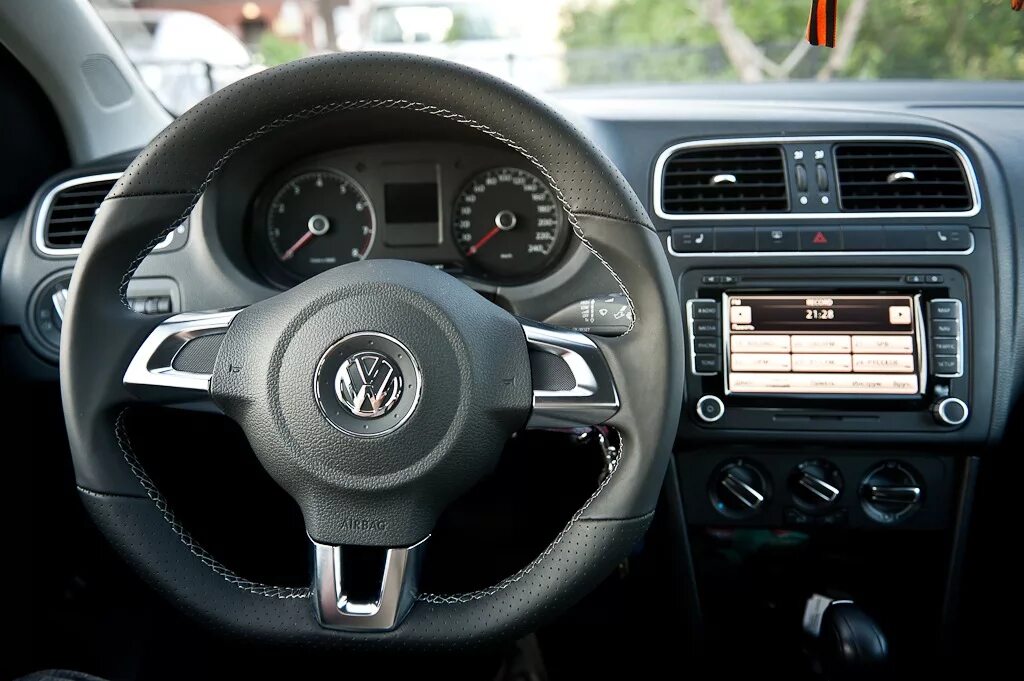 Руль vw polo gt. Руль поло седан 2014. Руль фольксваген поло седан. Руль поло седан 2014. Volkswagen polo руль 2013.