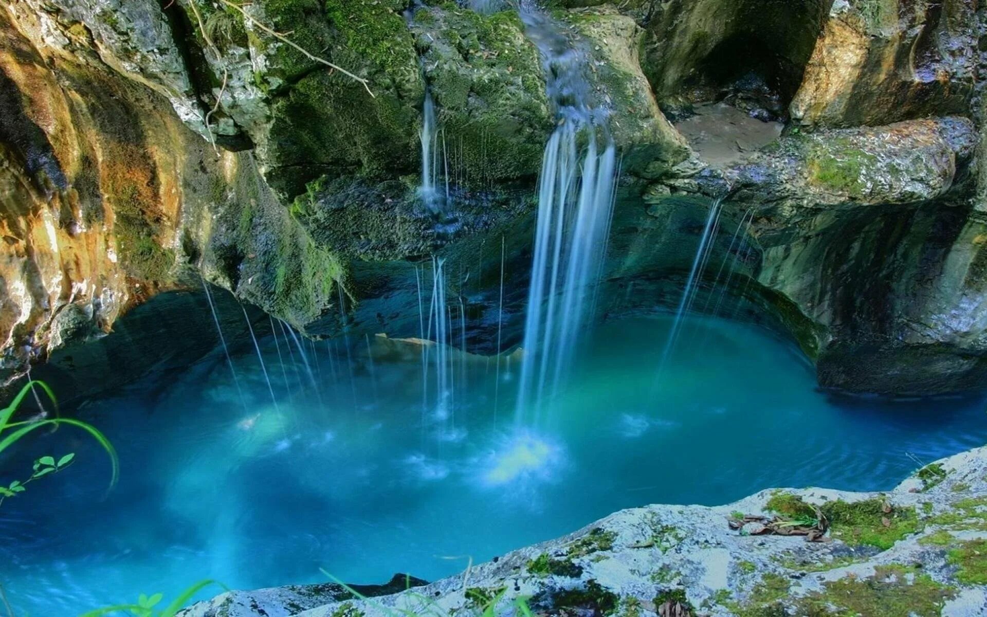 Водопады голубое озеро. Триглав Словения. Национальный парк Триглав. Водопад « голубая Лагуна» ( г.холм). Озеро Гамильтон пул.