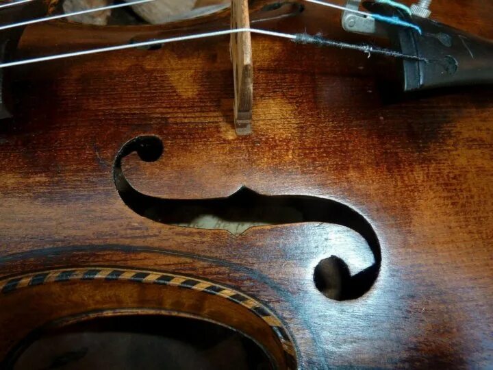 Старинная скрипка. Антикварная скрипка. Древние скрипки. Четыре струны скрипки.