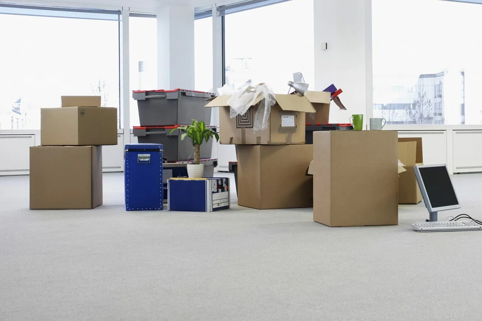 Предприятие переезжает. Коробки в офисе. Переезд офиса. Офис с коробками. Переезд в новый офис.