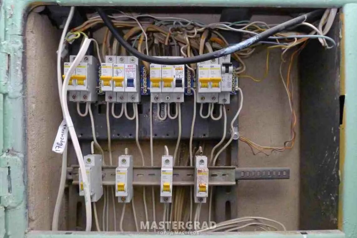 Заземление в панельном доме. Заземление в панельном доме. Заземление в хрущевке. Заштукатурить розетку от тараканов. Заземление в подъездном щитке.