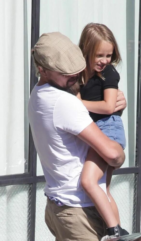 Подруга леонардо ди каприо. Леонардо ди каприо сейчас 2022. Дочь ди каприо. Леонардо ди каприо с женой и детьми фото. Леонардо ди каприо 1998.