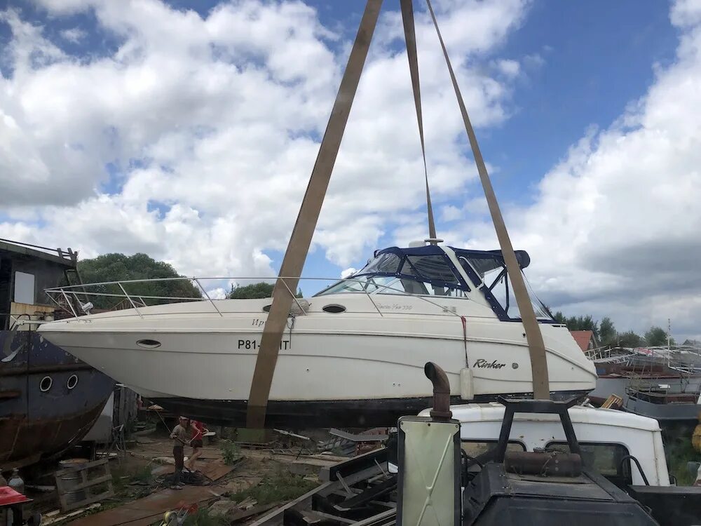 Риб aquaspirit 530. Спускаем катер на воду. Спускать катера. Нива спуск катера. Слип для катера.