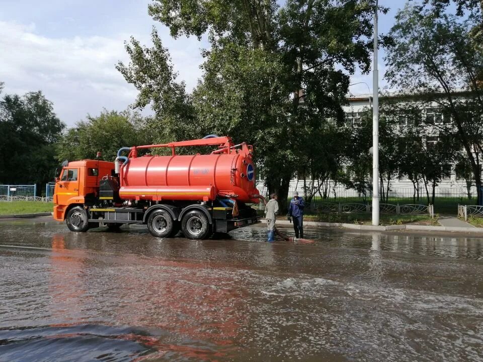 Откачка стоков. Откачка сточных вод. Откачка ливневой канализации. Откачка воды. Откачка ливневых вод машинами.