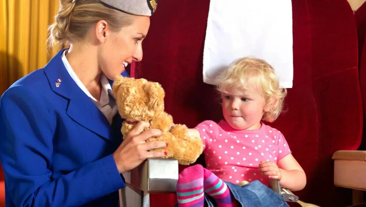 Сопровождение ребенка в самолете s7. S7 сопровождение ребенка. Пассажиры с детьми в самолете. Ребенок на борту. Детские наборы авиакомпаний.