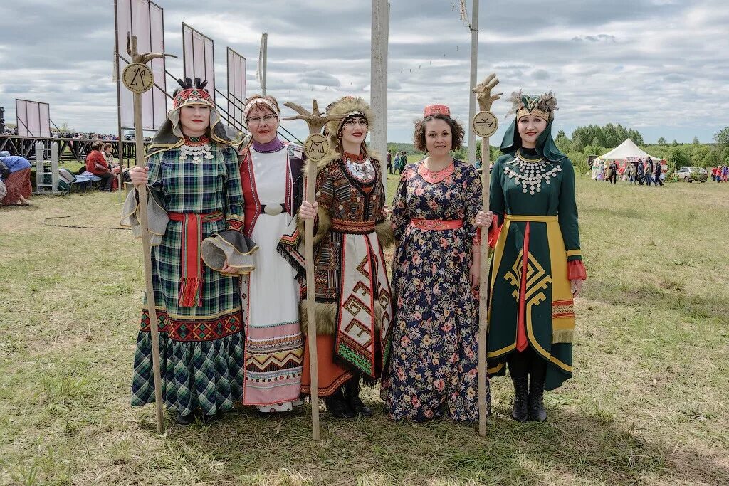 удмуртия традиции и обычаи. традиции удмуртов гербер. обряды удмуртов. праздник гырон быдтон. удмурты традиции и обычаи.