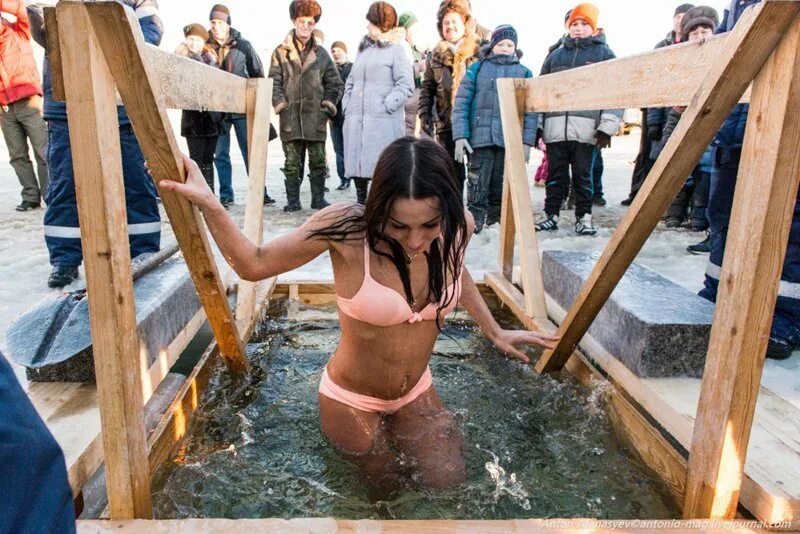 Купальни девушки. Купальни девушки. Купание в новосибирске на крещение 2023. Красивые женщины в купели. Крещенские купания девушки.