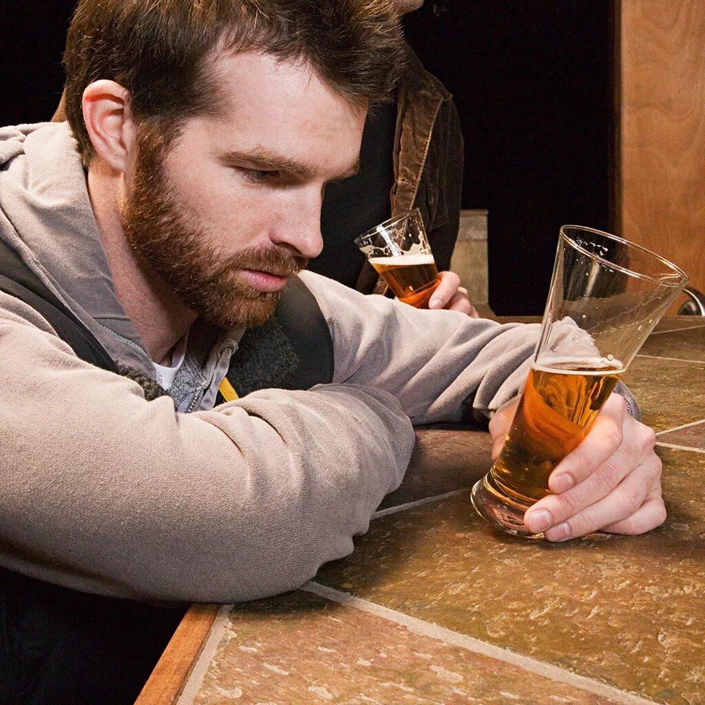Пиво после 11. Пивной алкоголик. Пить пиво. Мужик с пивом. Пивное опьянение.