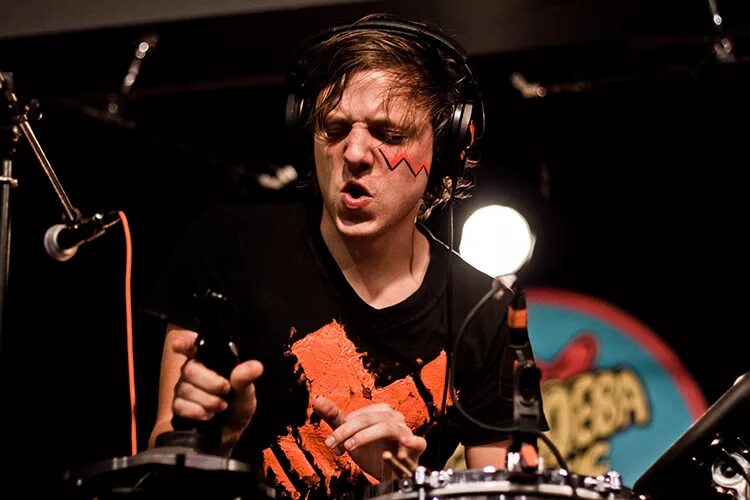 Robert delong don t wait. Robert delong. роберт мьюзик. don&#039;t wait up от robert delong. dl delong.