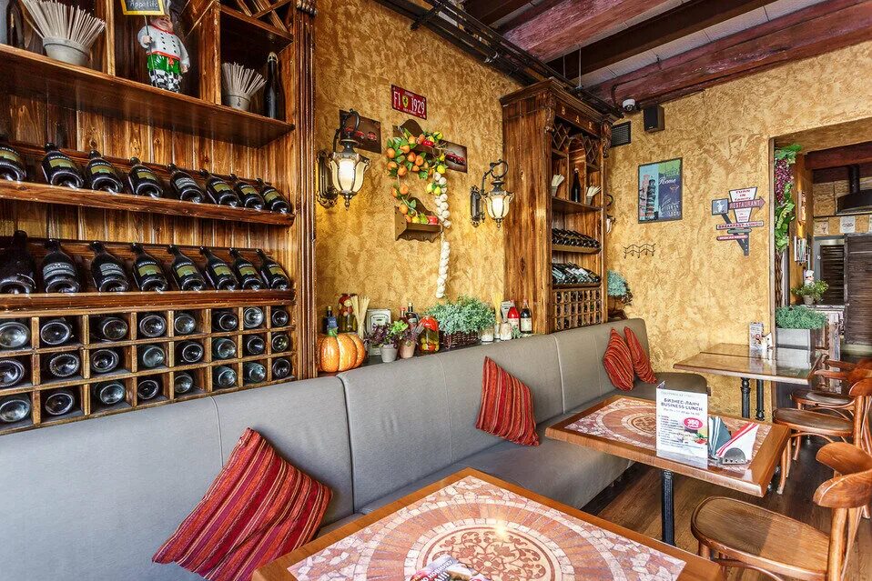 Кафе траттория москва. Траттория венеция москва маяковская. Траттория пришвина 7. Траттория медичи тюмень урицкого. Траттория semplice, москва, мытная улица.