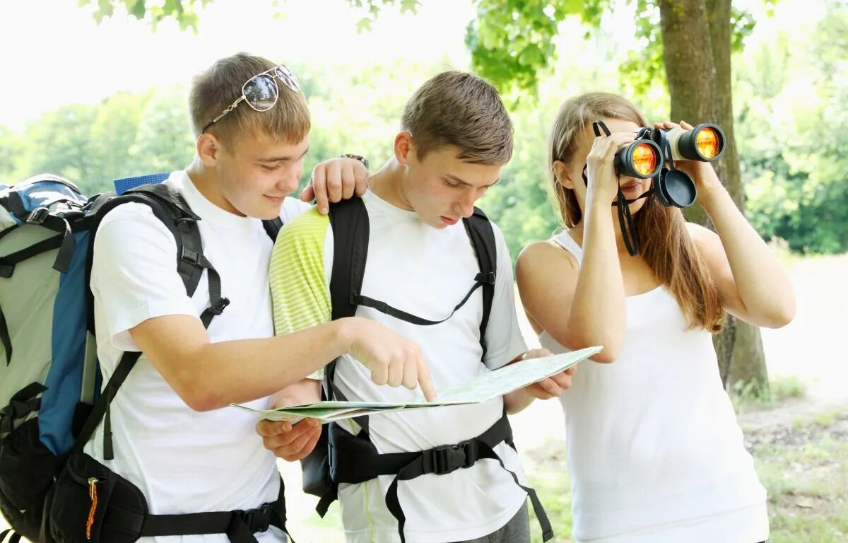 Подростки на занятиях. Подростковый возраст деловая игра. Подростки рассматривают. Турист с биноклем. Учеба взрослые люди.