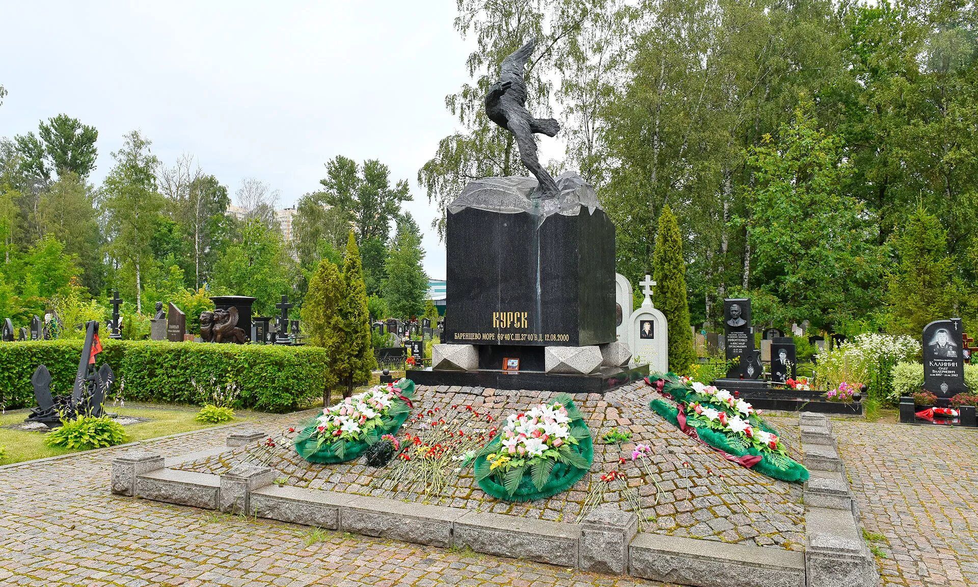 Памяти погибшим подводникам. Курск аллея подводников аллея. Памяти погибших подводников. Памятники Серафимовское кладбище. Памятник погибшим в подлодке Курск Брянск.