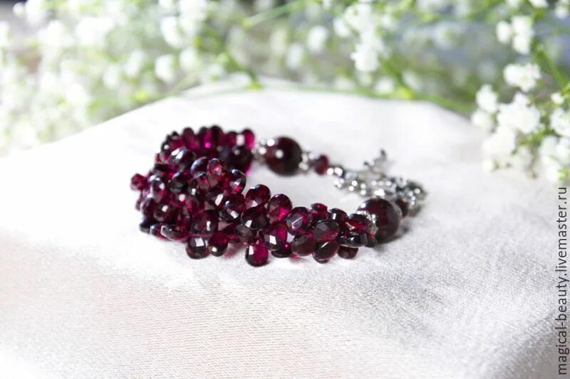 Гранатовый браслет подарки. Браслет из граната женский. Браслет из граната. Браслет с гранатом. Чехов гранатовый браслет.