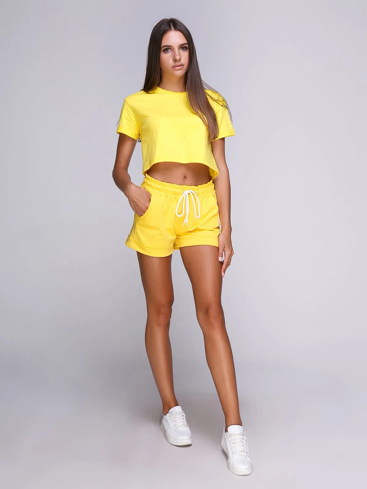 Спортивный костюм с шортами. Спортивный костюм шорты и футболка женская. Спортивный костюм с шортами женский. Желтые шорты женские. Трикотажный костюм с шортами.