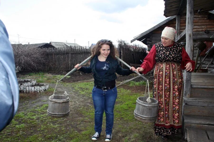 Деревенские девушки. Баба с ведрами деревня. Деревенская баба с ведрами. Тетка с коромыслом.