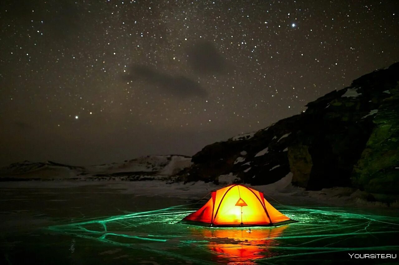 Темнота в палатке. Палатка ночью. Светящаяся палатка. Звездное небо и палатка. Палатка в горах ночью.