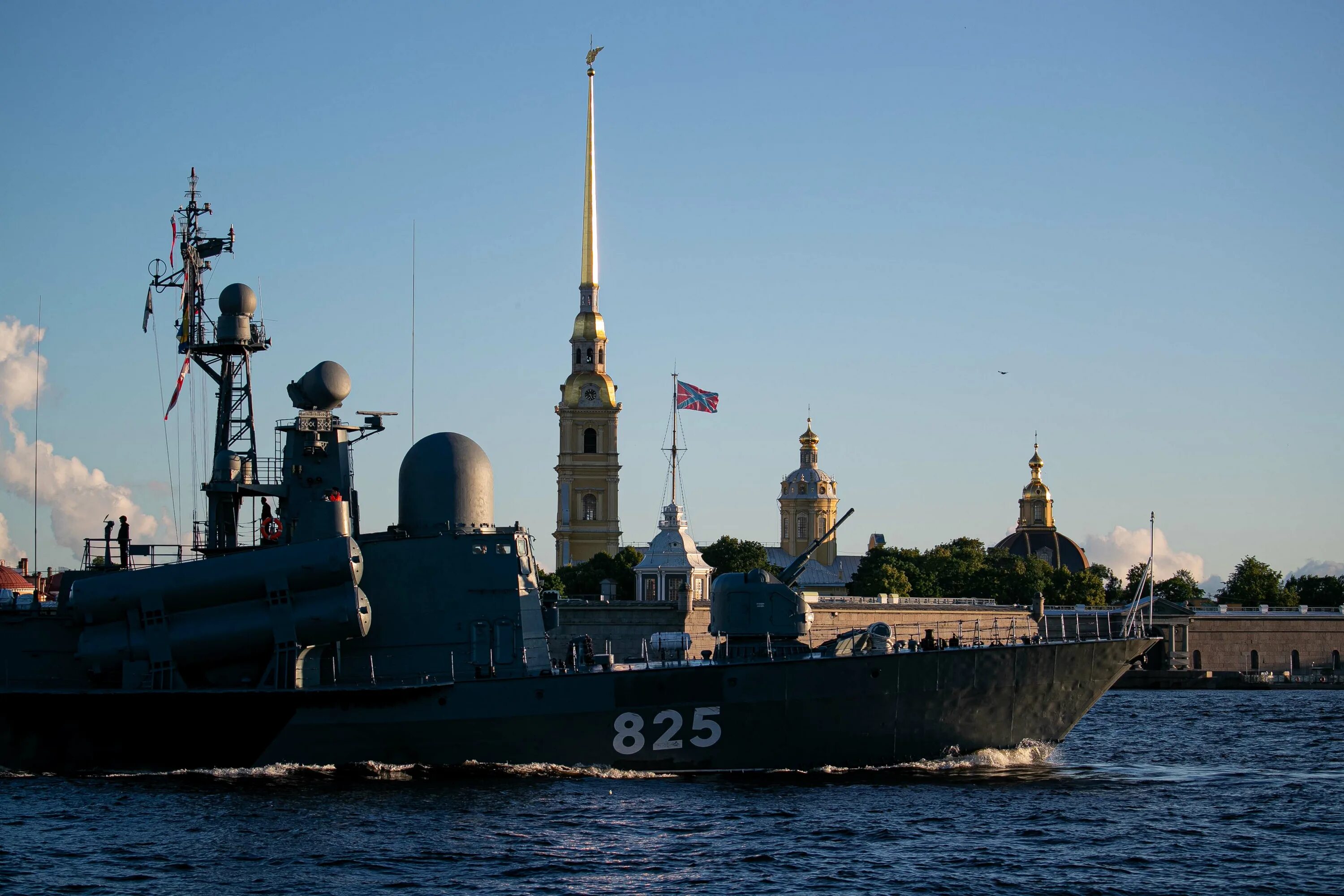 Спб морской. Парад ВМФ Петропавловская крепость. Репетиция парада ВМФ. Санкт Петербург репетиция корабли военно морской парад. Военно-морской парад в Санкт-Петербурге 2020 Петропавловская крепость.