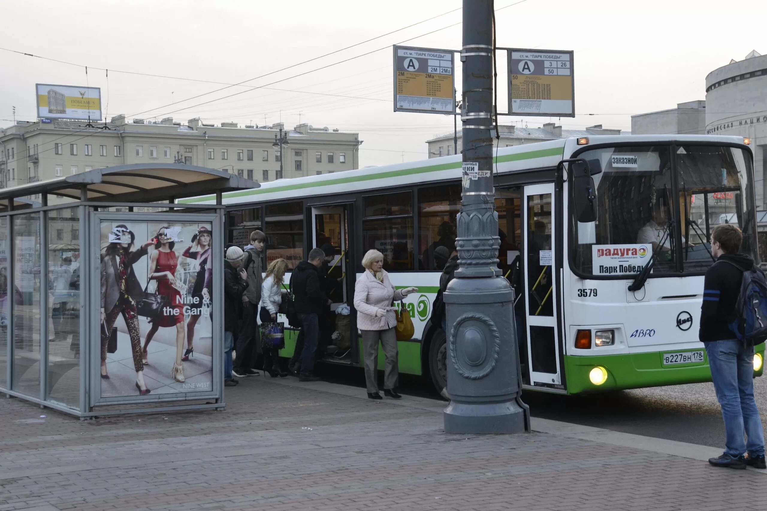 На автобусной остановке остановился автобус. Остановка автобуса. Маршрутка на остановке. Остановка городского транспорта. Остановка в Санкт-Петербурге.