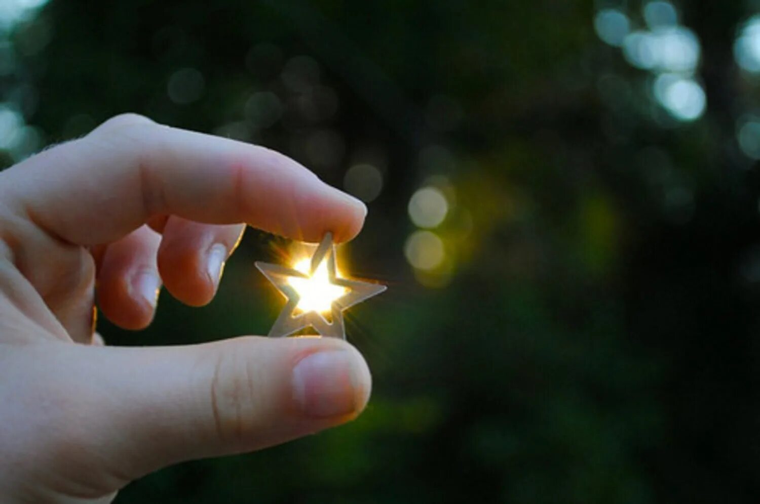 Планета любви. Мерцающие мужчина и женщина. Звездочка на руке. Подарить девушке звезду. Картинка девушка с сердцем.