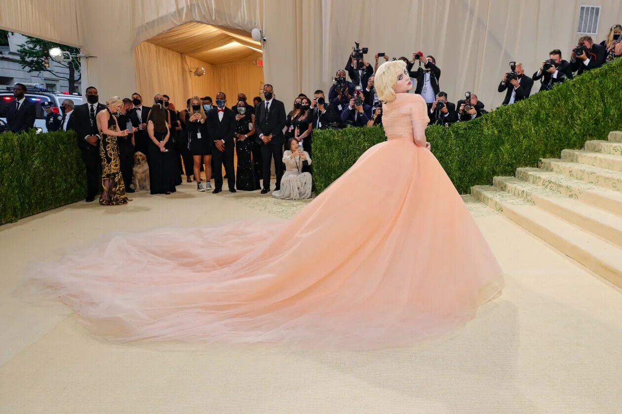 Когда состоится мет гала 2025. Билли айлиш met gala 2025. образ билли айлиш на мет гала 2025. билли айлиш мет гала 2025. софи тернер мет гала 2025.