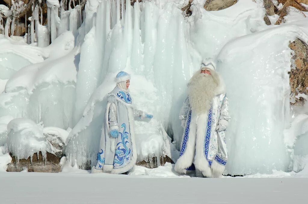 Дед мороз лед. Ледяной скульптуры деда мороза и снегурочки. Дед мороз лед. Снегурочка ледяная скульптура. Дед мороз лед.
