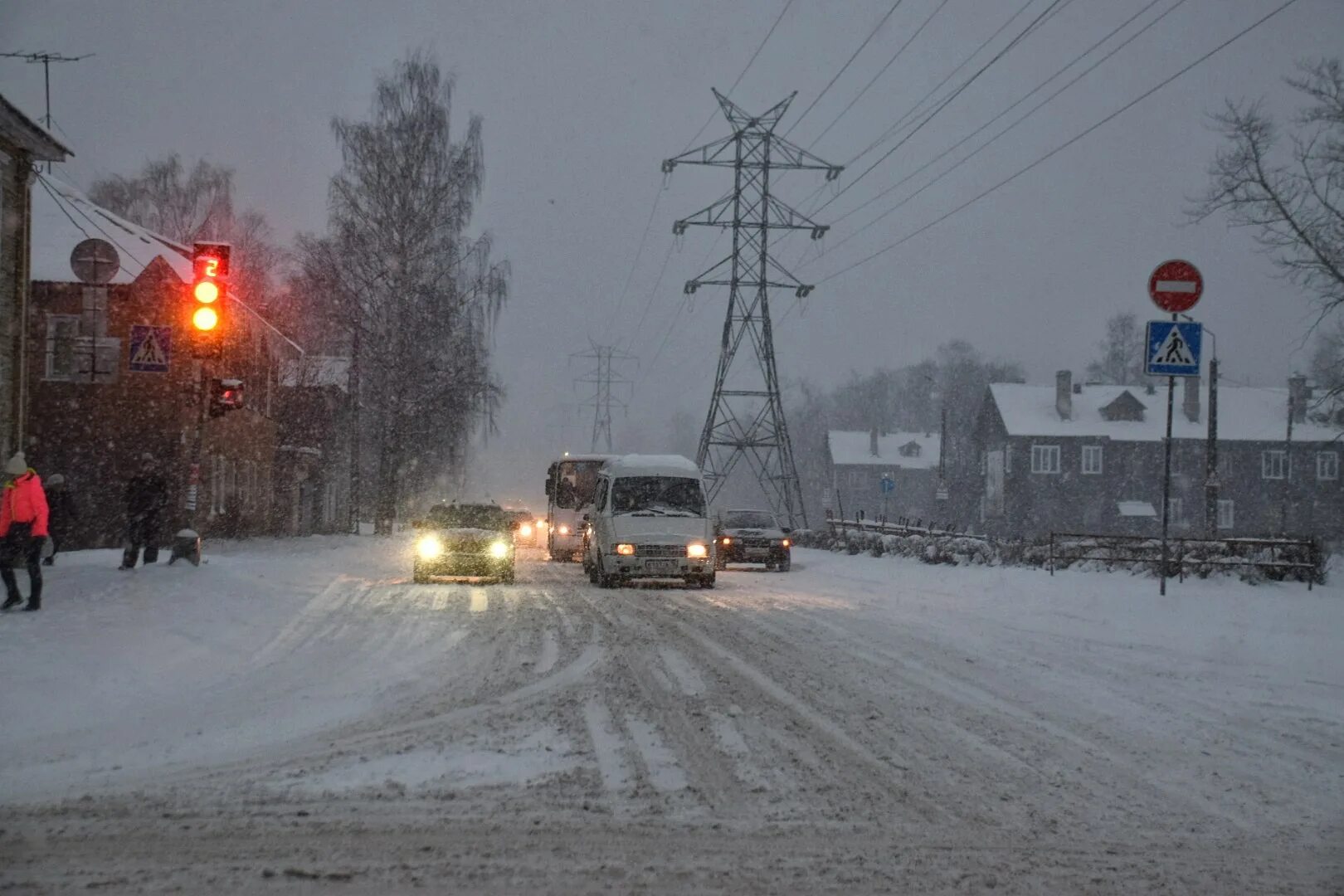 Снегопад Петрозаводск. Петрозаводск климат. Снег на проводах. Погода в Петрозаводске.