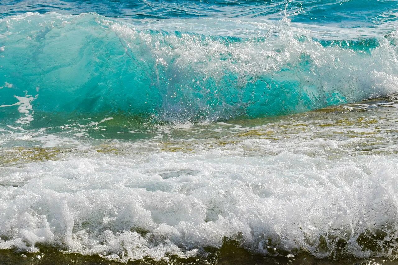 Море, волны. Волны на воде. Море вода. Цвет морской пены. Природное морское образование