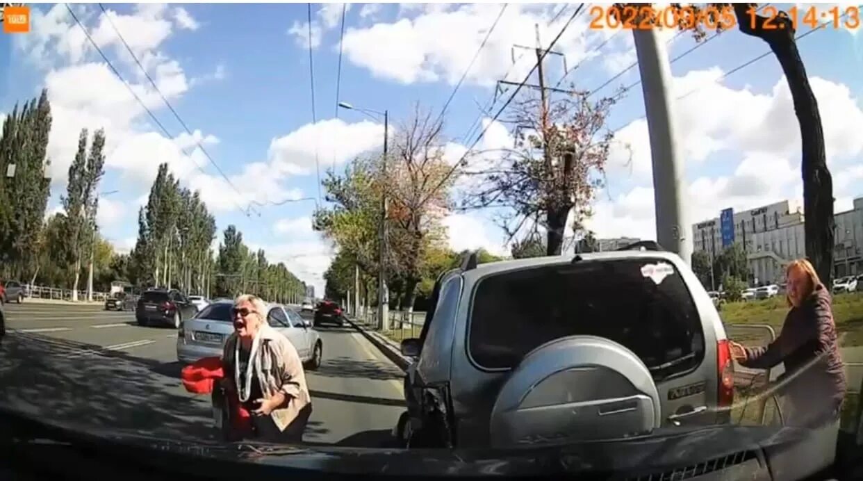 Аварии видео с видеорегистраторов 2025. Девушка из окна машины. дтп и аварии на видеорегистратор. авария на южном шоссе самара.