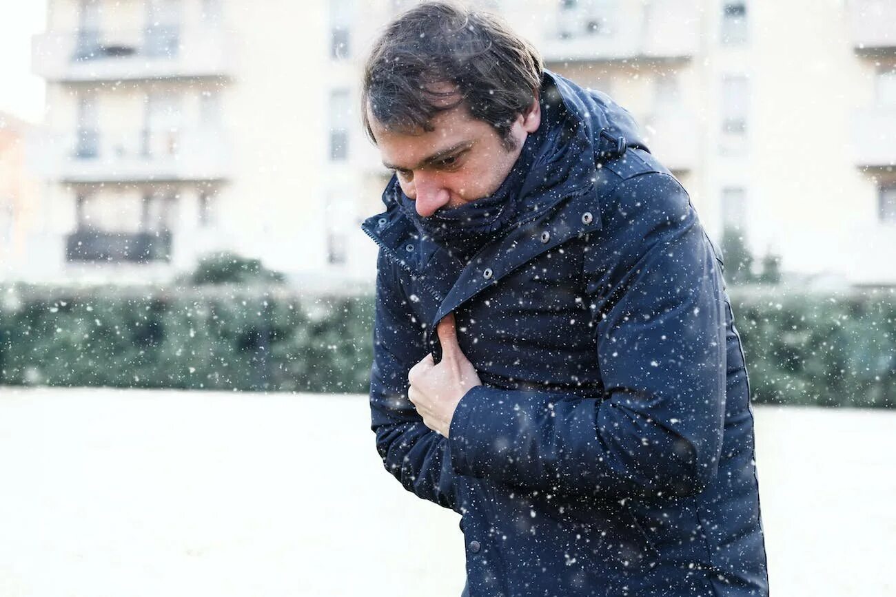 Ощущается холод. Шиверинг колд. человек на холоде. холод со стороны мужчины картинки. человек боится холода.