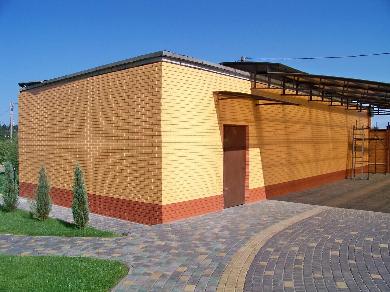 мокрые фасады в светло серых тонах фото. все для кровли и фасада киров производственная. салон кровли. фасадные кирове. мир кровли и фасада киров.