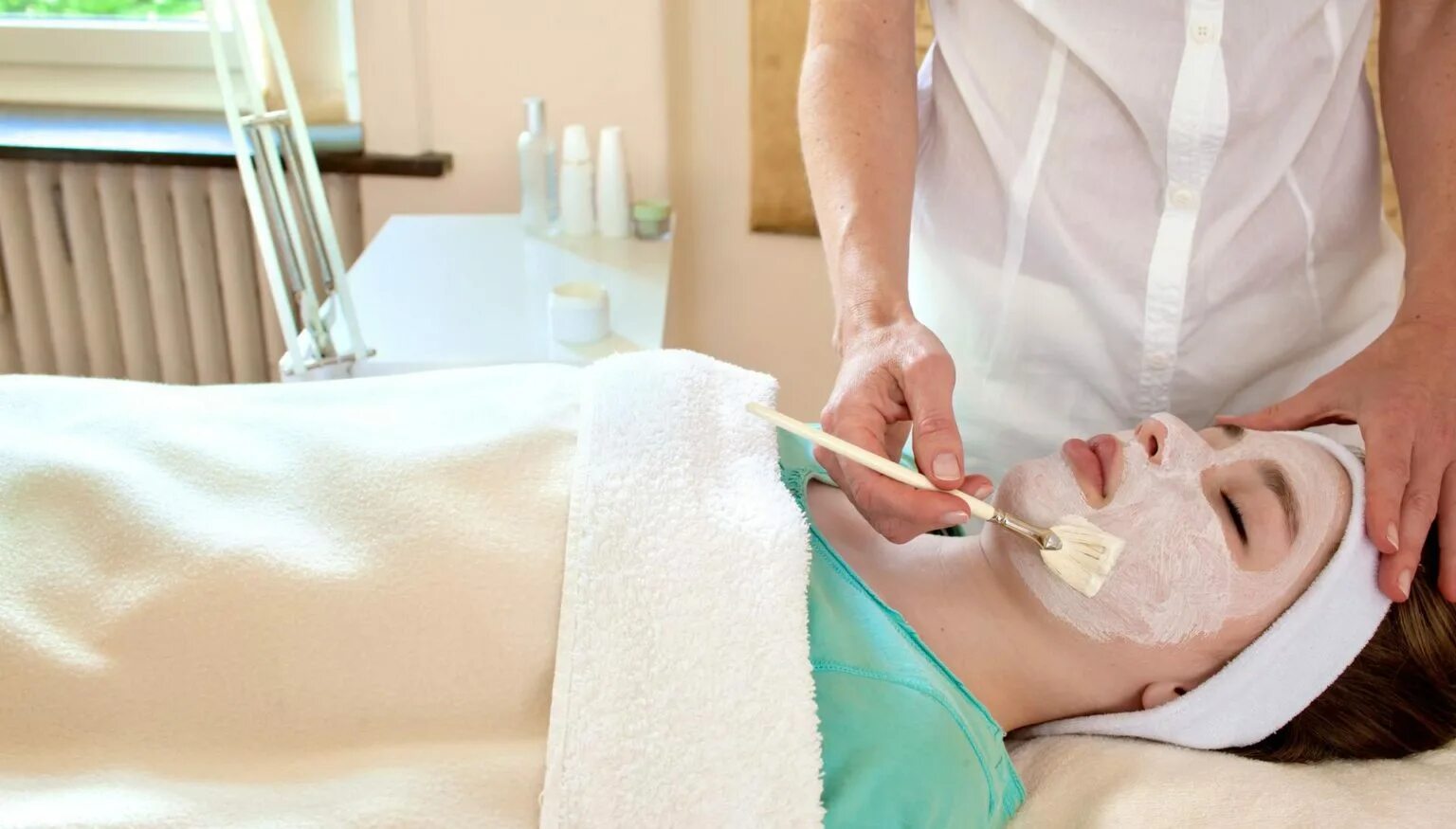 Фракционная мезотерапия (микронидлинг). Девушка пилинг. Косметолог. Миндальный пилинг. Пилинги бывают.