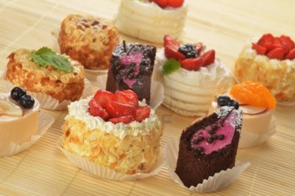 Small cakes. Ванильный капкейк. Small cake. Three company cake co. Small cakes.