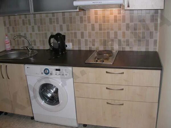 Встраиваемая стиральная машина lg. Плита в стиральной машине. Стиральная машина на кухне. Угловая кухня с машинкой. Кухни в хрущёвках с холодильником и стиральной машиной.