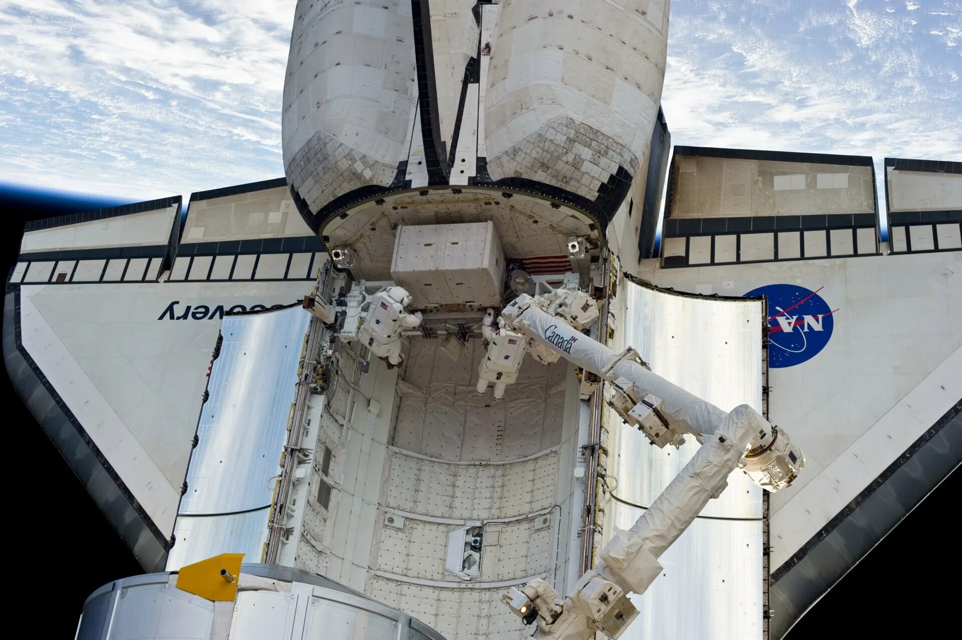 Шаттл на орбите. Грузовой отсек спейс шаттла. space shuttle discovery грузовой отсек. спейс шаттл. шаттл с открытым грузовым отсеком.