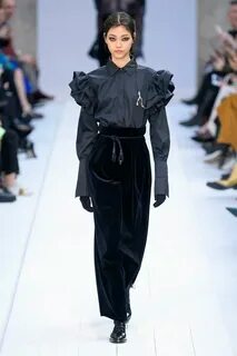 Показ max mara