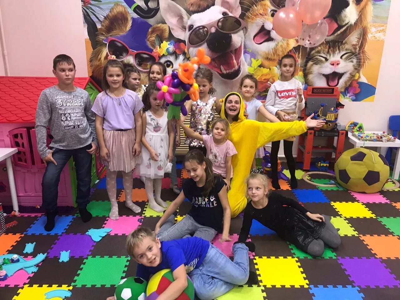 Happy phone брянск. Детский развлекательный центр сказка. Хэппи орел. White eagle. Орел на красном фоне.