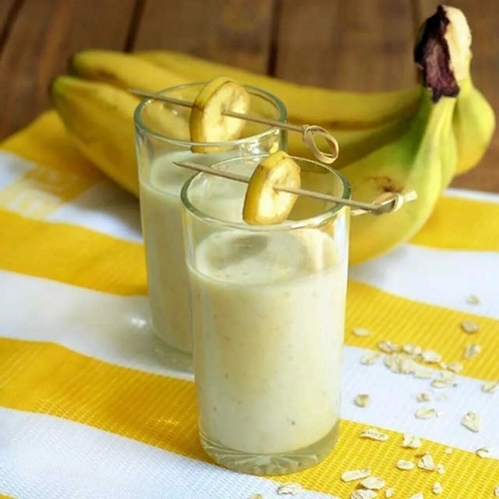 Смузи банан вода. Банановый коктейль. Банановый смузи. Банановый смузи с овсянкой. Творожно банановый смузи.
