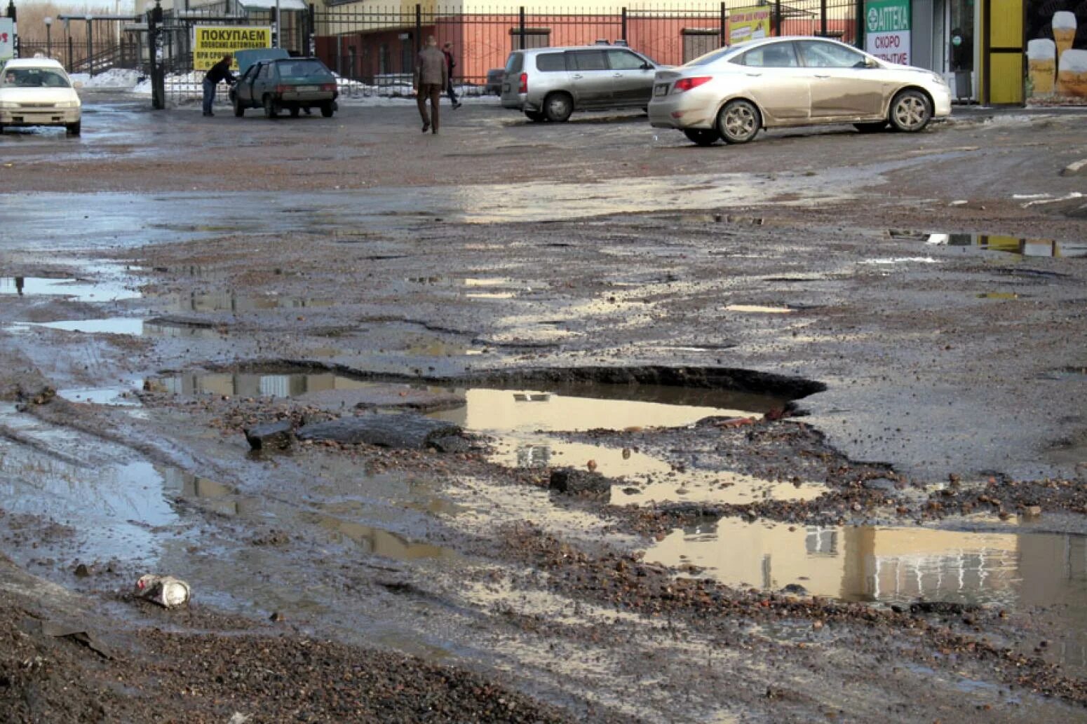 Плохие дороги в россии. Плохие дороги. Плохая дорога. Разбитая дорога. Яма на дороге.