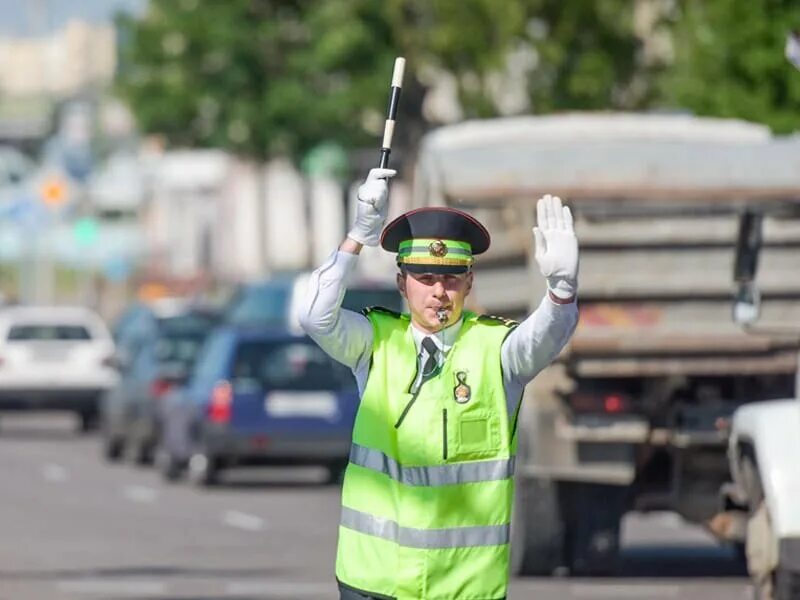 Движения гаишника. Движения гаишника. Жезл гаишника. Движения гаишника. Регулировщик гибдд.