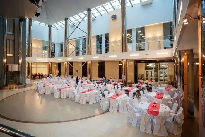 Атриум залы. Атриум толстой сквер банкетный зал. Атриум кино омск вип зал 1. Банкетный зал атриум льва толстого. Толстой сквер зал атриум.