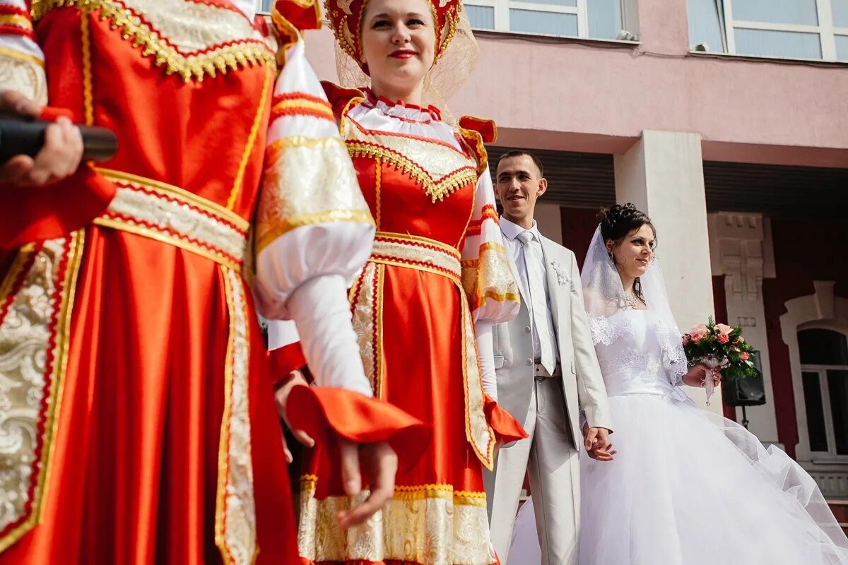 Свадьба на красную горку. Праздник красная горка свадьба. Красная горка традиции. Свадьба на красную горку фото. Салоны красная горка