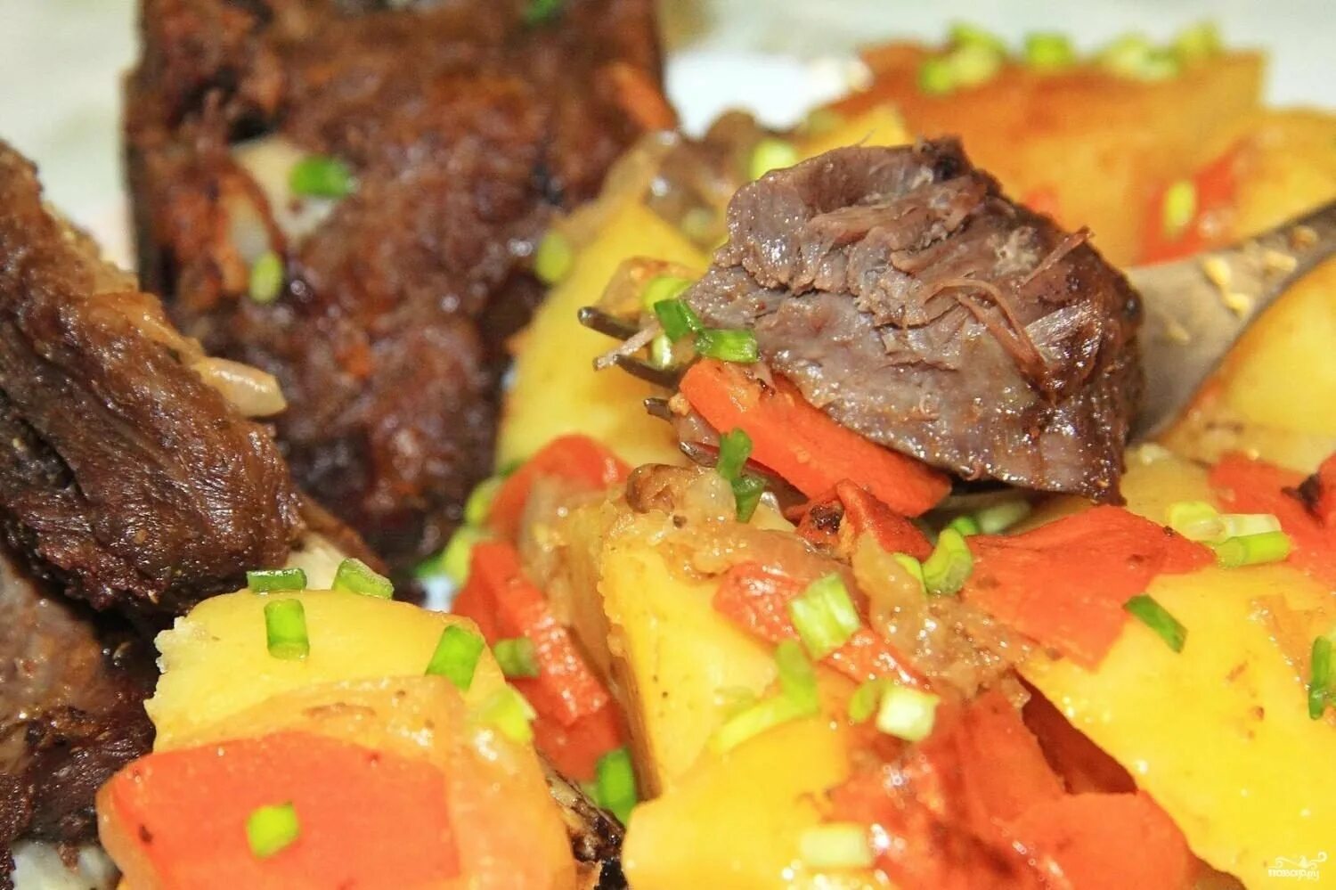 Свиные ребрышки с овощами в духовке рецепты. Говяжьи ребрышки с овощами. говяжьи ребра в духовке. говядина с овощами в духовке. говяжьи ребра тушеные с овощами.