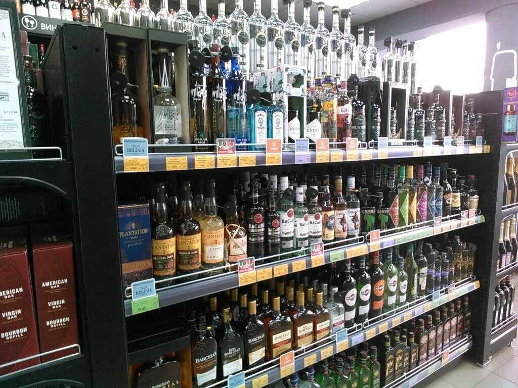 Бутик виски. Витрины для виски. Виски в магазине. Мир виски. Бутик виски.